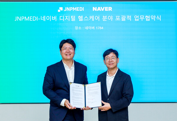 (왼쪽부터) 정권호 제이앤피메디 대표와 최인혁 네이버 테크비즈니스 대표가 네이버 1784 사옥에서 디지털 헬스케어 분야 포괄적 업무협약식을 진행했다. /네이버