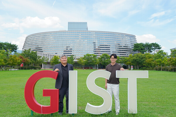 (왼쪽부터) 윤진호 GIST 환경·에너지공학과 교수, 홍윤기 GIST 박사과정생. /GIST