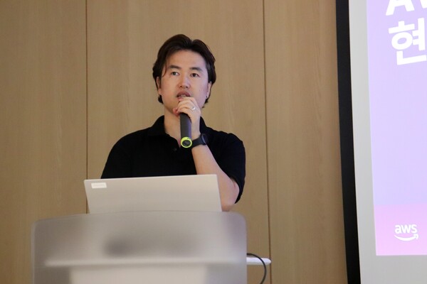 신은수 AWS 보안 전문 수석 SA는 기업들이 생성형 AI 도입을 확대하면서 보안 투자도 함께 늘리고 있는 가운데, AWS는 설계 단계부터 보안을 내재화하는 ‘시큐어 바이 디자인(Secure by Design)’ 접근법으로 이에 대응하고 있다고 밝혔다. /김동원 기자