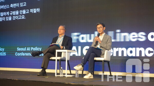  크리스토퍼 유 펜실베니아대 교수(왼쪽), 최경진 한국인공지능법학회장 겸 가천대 교수가 용산 서울 드래곤시티에서 열린 ‘서울 AI 정책 컨퍼런스 2025(SAIPCON 2025)’ 패널토론에 참여해 AI 거버넌스와 규범에 대해 의견을 나누고 있다. /구아현 기자