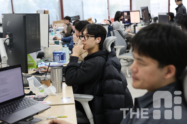 2024년 3월 포항공대 AI대학원 연구실에서 재학생들이 AI 연구에 몰두하고 있다. /구아현 기자