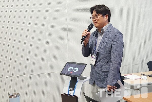 황용국 블루바이저시스템즈 대표는 AI 시대 로봇 파일럿이라는 직업을 소개하며 “장애인뿐 아니라 은퇴가 빨라지거나 일자리를 잃은 모든 사람이 할 수 있는 직업”이라고 말했다. /김동원 기자