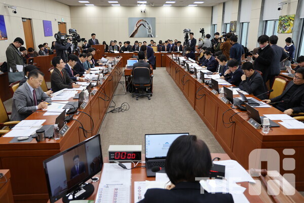 지난 2월 25일 서울 여의도 국회에서 열린 과학기술정보방송통신위원회 전체회의 인공지능(AI) 현안 공청회가 열리고 있다. /구아현 기자 출처 : THE AI(https://www.newstheai.com)