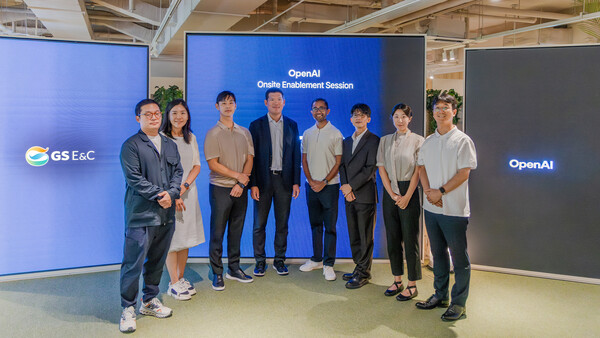 21일 서울 종로구 GS건설 본사서 허윤홍 GS건설 대표(사진 왼쪽 4번째) 및 관계자와 오픈AI 담당자들이 기념사진을 촬영하고 있다. /GS건설
