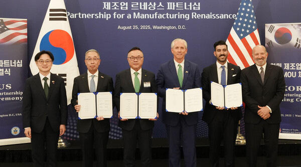 25일(현지시각) 미국 워싱턴 D.C.에서 ‘한미 비즈니스 라운드 테이블’ 직후 진행된 SMR 사업협력을 위한 양해각서(MOU) 체결식에서 (왼쪽부터)김정관 산업통상자원부 장관, 박지원 두산에너빌리티 회장, 황주호 한수원 사장, 클레이 셀(Clay Sell) 엑스-에너지 CEO, 섀넌 켈로그(Shannon Kellogg) AWS 부사장, 하워드 러트닉(Howard Lutnick) 미국 상무부 장관이 기념 사진을 촬영하고 있다. /두산에너빌리티.