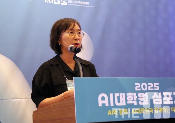 김지희 AI대학원협의회 심포지엄 운영위원장은 “전국 19개 대학원과 주요 기업·기관이 함께하는 이번 행사가 대학원들의 교류와 산학연 협력 확대의 계기가 되기를 기대한다”고 밝혔다. /김동원 기자