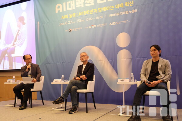 27일 여의도 FKI타워 컨퍼런스홀에서 열린 ‘2025 AI대학원 심포지엄’ 토크콘서트에서 (왼쪽부터) 이지형 AI대학원협의회장 겸 성균관대 AI대학원장, 박태웅 녹서포럼 의장, 백준호 퓨리오사AI 대표가 국내 AI 전략과 인재에 대해 토론하고 있다. /구아현 기자
