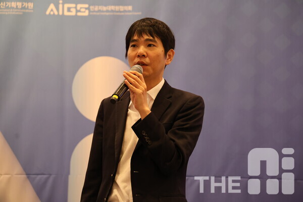 28일 오후 여의도 FKI타워에서 열린 ‘2025 AI대학원 심포지엄’에서 이세돌 UNIST(울산과학기술원) 교수가 기조 강연을 하고 있다. /구아현 기자