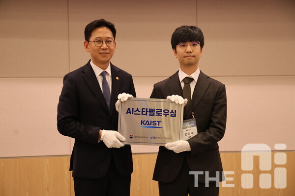 배경훈 과학기술정보통신부 장관(왼쪽)이 AI 최고급 신진 연구자 지원사업 ‘AI 스타펠로우십’ 현판증정식에 참여해 KAIST에 현판을 전달하고 있다. /구아현 기자