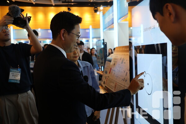 배경훈 과학기술정보통신부 장관이 28일 여의도 FKI타워에서 열린 ‘2025 AI대학원 심포지엄’ 동국대 부스에 방문해 헬스케어 분야 AI 기술을 체험해보고 있다. /구아현 기자