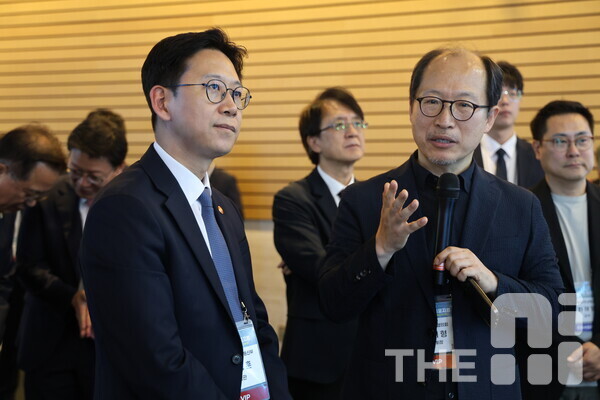 배경훈 과학기술정보통신부 장관이 28일 여의도 FKI타워에서 열린 ‘2025 AI대학원 심포지엄’ 성균관대 부스에 방문해 이지형 성균관대 AI대학원장 겸 AI대학원협의회장의 설명을 듣고 있다. /구아현 기자