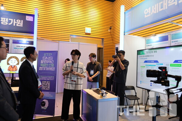 배경훈 과학기술정보통신부 장관이 28일 여의도 FKI타워에서 열린 ‘2025 AI대학원 심포지엄’ 연세대 부스에 방문해 설명을 듣고 있다. /구아현 기자