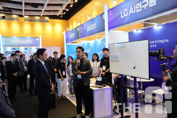 배경훈 과학기술정보통신부 장관이 28일 여의도 FKI타워에서 열린 ‘2025 AI대학원 심포지엄’에 참여한 LG AI연구원 부스에 방문해 최근 기술에 대해 설명을 듣고 있다. /구아현 기자