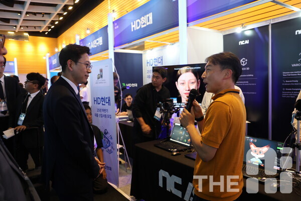 배경훈 과학기술정보통신부 장관이 28일 여의도 FKI타워에서 열린 ‘2025 AI대학원 심포지엄’에 참여한 NC AI 부스에 방문해 최근 기술에 대해 설명을 듣고 있다. /구아현 기자