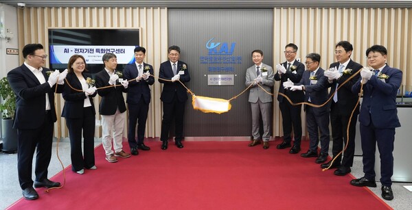 27일 KAIST 내 KAI 대전 연구센터에서 진행된 AI-전자기전 특화연구센터 개소식에서 (왼쪽부터)김성배 네이버클라우드 이사, 김득화 펀진 총괄대표, 김선우 한양대학교 교수, 박혁 한화시스템 전무, 곽종우 한화시스템 부사장, 차재병 KAI 대표이사, 조병관 KAIST 연구처장, 최종원 KAI 상무, 김정훈 펀진 사장, 이정률 KAIST 학과장이 기념 사진을 촬영하고 있다. /KAI