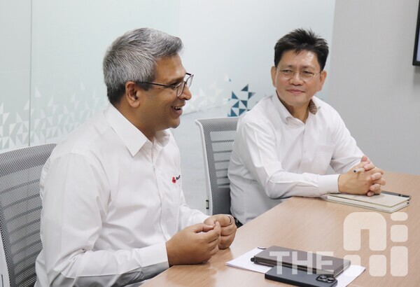 김경상 한국레드햇 대표(오른쪽)는 “AI 워크로드나 서비스는 폭발적으로 성장할 수 있고 사용되는 물리적 장소나 채널도 확대될 가능성이 높다”며 “처음 기획할 때부터 확장 가능한 아키텍처로 구성해야 한다”고 말했다. /김동원 기자