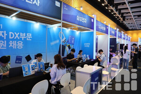 지난달 27일 여의도 FKI 타워에서 열린 ‘2025 AI대학원 심포지엄’에서 기업들이 부스를 열고 AI 인재 유치 상담에 나선 모습. /구아현 기자