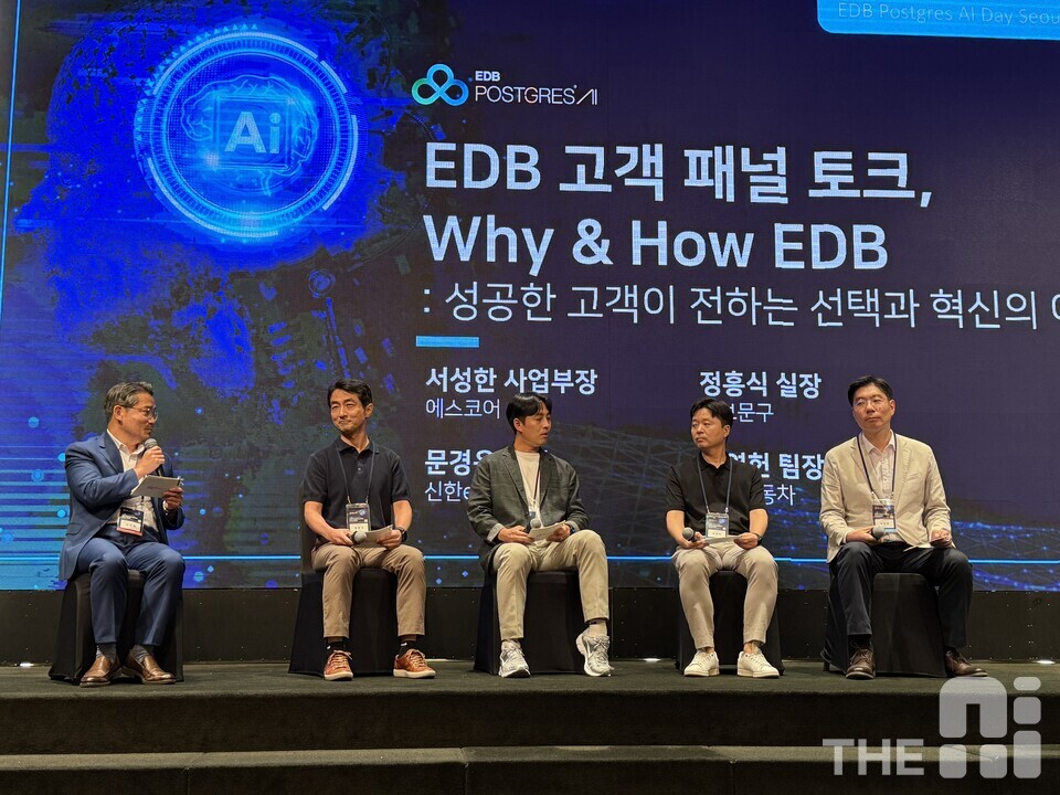 2일 서울 서초구 양재 엘타워에서 진행된 EDB AI 데이 서울 컨퍼런스에서 EDB 고객 패널 토크가 진행되고 있다. (왼쪽부터)김희배 EDB코리아 지사장, 정흥식 교보문고 실장, 문경윤 신한이지손해보험 팀장, 김영헌 현대자동차 팀장, 서성한 에스코어 사업부장 /유덕규 기자