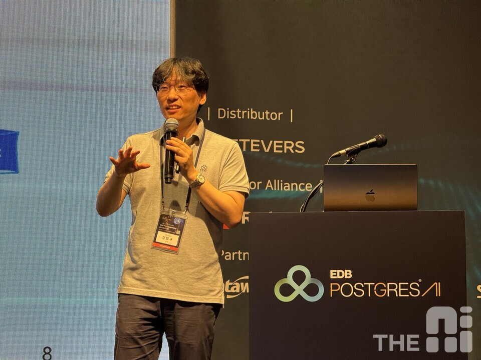 2일 서울 서초 양재엘타워에서 진행된 ‘EBD AI 데이 서울 2025’ 컨퍼런스에서 김범규 EDB코리아 상무는 DB안정성 중심으로 오픈소스 아키텍처를 엔터프라이즈급의 성능과 안정성을 확보할 수 있다고 설명했다. /유덕규 기자