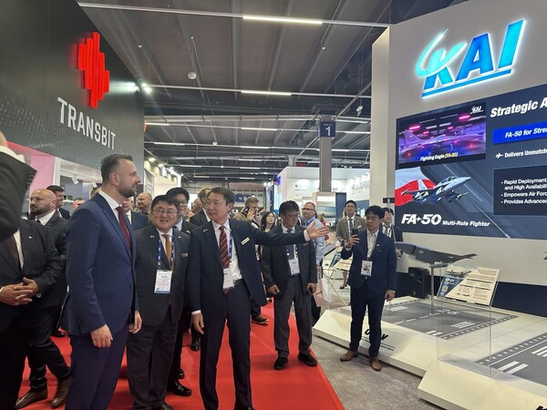 KAI 부스를 방문한 부아디스와프 코시니악-카미슈 폴란드 부총리 겸 국방장관(왼쪽)이 차재병 KAI 대표이사(부사장)에게 설명을 듣고 있다. /KAI