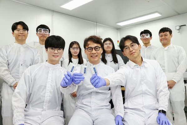 (앞줄 왼쪽부터) 권혁진 KAIST 생명화학공학과 박사과정, 김희탁 KAIST 생명화학공학과 교수, 김성수 KAIST 기계공학과 교수. /KAIST