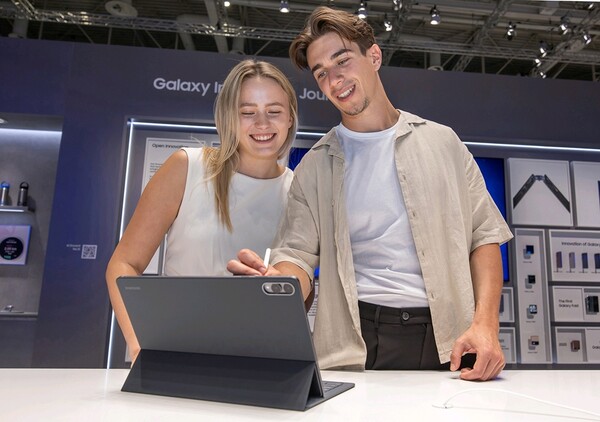 5일부터 9일(현지시간) ‘IFA 2025’가 열리는 독일 베를린 ‘메세 베를린(Messe Berlin)’의 ‘시티큐브 베를린(City Cube Berlin)’에 위치한 삼성전자 전시관에서 삼성전자 모델이 갤럭시 탭S11 울트라를 소개하고 있다. /삼성전자