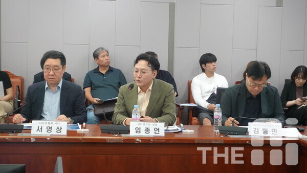 5일 국회의원회관에서 열린  ‘AI 융합 및 보안 발전방향 모색 간담회’에서 임종언 메디큐스타 대표가 온디바이스 AI 적용한 결핵 진단 플랫폼을 소개하고 있다.  /구아현 기자