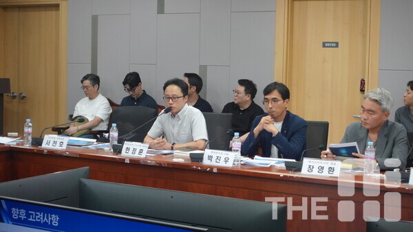 5일 국회의원회관에서 열린  ‘AI 융합 및 보안 발전방향 모색 간담회’에서 한정훈 TTA 센터장이 AI 모델 전용 보안 시험 서비스에 대해 소개하고 있다. /구아현 기자