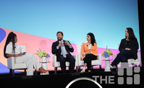 AWS DC 서밋에 참여한 정부, 지자체, 기업 관계자들이 AI 안전에 대해 논의하는 모습. (왼쪽부터) 올리비아 이그복웨(Olivia Igbokwe) AWS 연방 업무 담당 디렉터, 타룬 차브라(Tarun Chaabra) 앤트트로픽 국가보안 담당 헤드(전 NSC 대통령 부보좌관 겸 기술·국가보안 조정관), 파라스 말릭(Paras Malik) 미국 재무부 CAIO, 아만다 크로포드(Amanda Crawford) 텍사스주 CIO. /김동원 기자