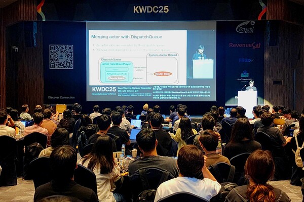 지난 5일 양재 aT센터 그랜드홀에서 열린 KWDC25에서 연사와 청중이 AI 동시통역 솔루션 라이브 트랜스레이션을 통해 자신의 모국어로 글로벌 소통하고 있다. /플리토