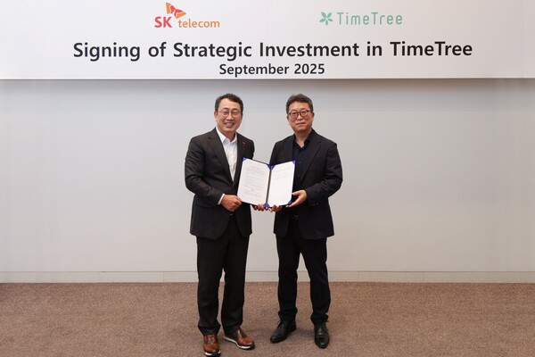 SK텔레콤-타임트리 전략적 파트너십 체결 후 유영상 SK텔레콤 CEO(왼쪽)와 박차진 타임트리 대표이사가 기념촬영을 진행하고 있다. /SKT