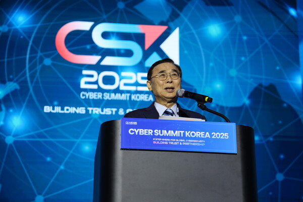 이종석 국정원장이 9일 서울 강남 코엑스에서 열린 ‘사이버 서밋 코리아 2025(CSK2025)’ 개회식에서 AI 시대 공동 안보 위협에 국제적으로 대응해야 한다고 강조했다. /구아현 기자