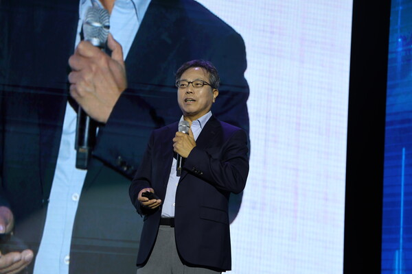  장병탁 서울대 AI연구원장이 9일 AI를 활용한 새로운 사이버 보안 대응 기술의 국제적 협력을 강조했다. /구아현 기자