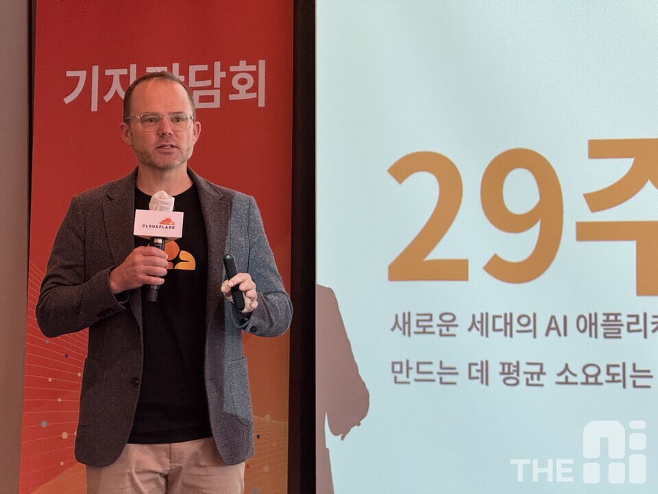 트레이 긴(Trey Guinn) 클라우드플레어 필드 최고기술책임자(CTO)는 기업들이 챗봇 하나 구축하는데에도 많은 시간과 비용을 들이고 있음에도 성과가 나지 않는 기업이 있다고 설명했다. 이에 클라우드플랫폼의 통합 개발 환경 플랫폼을 제시하기도 했다. /유덕규 기자