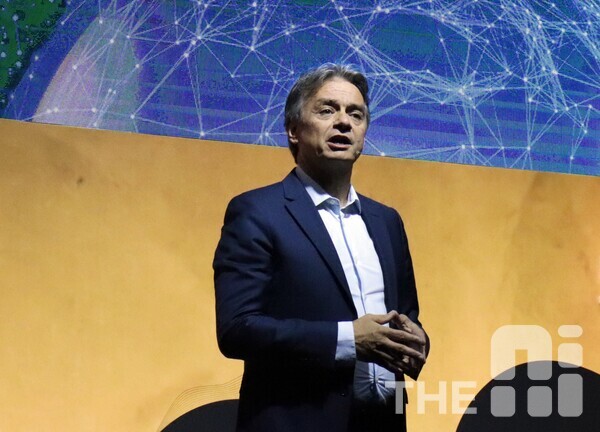 파스칼 달로즈 다쏘시스템 CEO는  “메타버스는 현실과 연결되지 않은 가상 세계지만, 우리의 3D 유니버스는 가상에서 현실을 자동으로 생성한다”며 생성 경제 시대에서 AI와 가상화 기술의 혁신적 역할을 강조했다. /김동원 기자