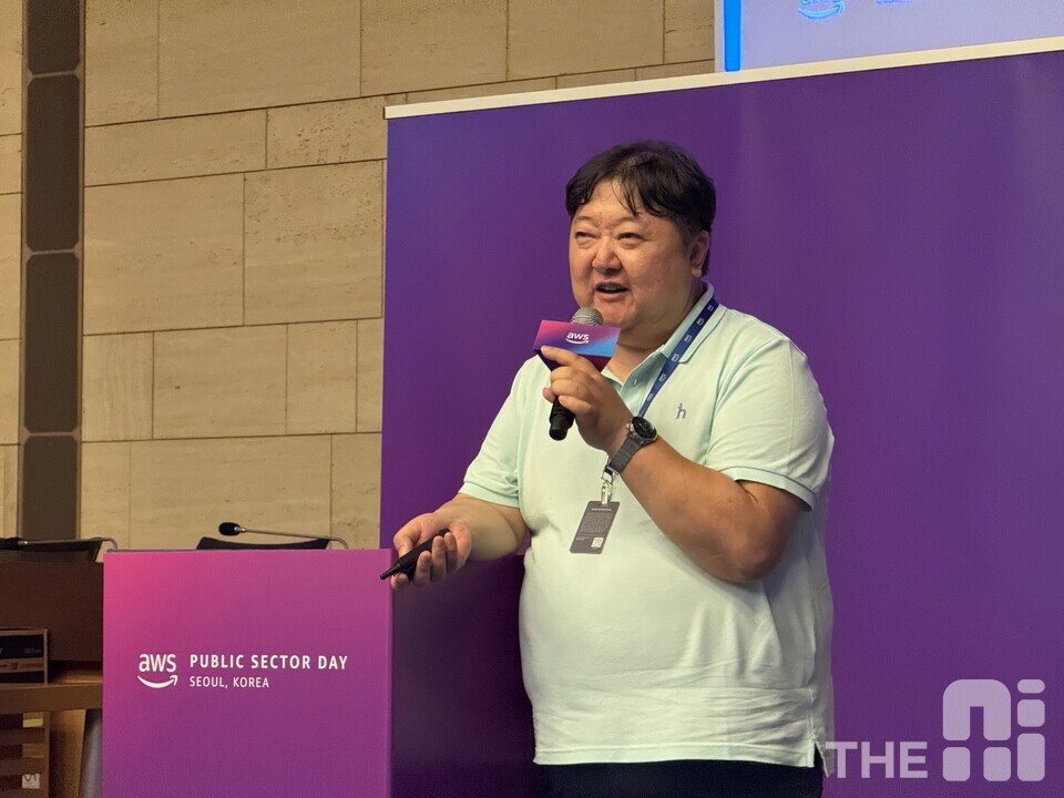 11일 서울 중구 상공회의소에서 열린 ‘AWS 퍼블릭 섹터 데이 2025’에서 진행된 멀티 기관 의료 데이터의 거버넌스 아키텍처 구축 사례’ 세션에서 서기원 메가존클라우드 헤일로 조직 클라우드 거버넌스 설계 담당(팀장)은 의료 AI 연구를 위한 혁신적인 데이터 거버넌스 솔루션을 소개했다. /유덕규 기자