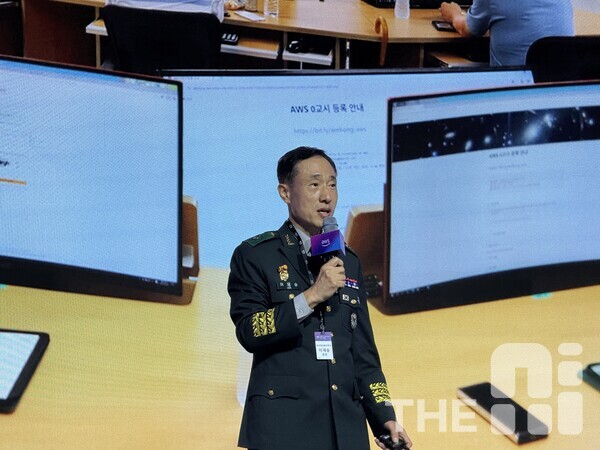 11일 서울 중구 상공회의소에서 열린 ‘AWS 퍼블릭 섹터 데이 2025’에서 이재숭 육군정보통신학교 학교장(준장)은 민군 융합시대를 맞아 상호 이해를 높여야 한다고 강조했다. /유덕규 기자