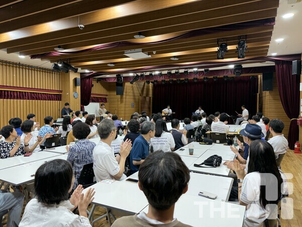 9일 방문한 종로노인종합복지관에서 GE헬스케어 임직원 밴드가 회원들을 대상으로 공연을 하고 있다. /유덕규 기자