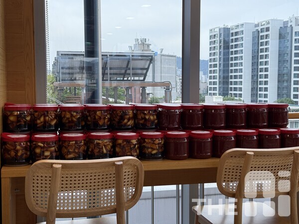 9일 오전 임직원들이 직접 담군 장아찌와 고추장. /유덕규 기자