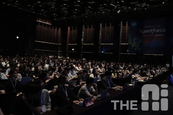 16일 서울시 양재 엘타워에서 열린  ‘에이전트포스 디지털서밋’은 참가자로 행사장이 가득 메워졌다. /김동원 기자