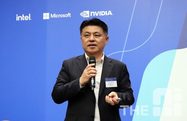 조용노 델 테크놀로지스 코리아 전무는 “현재 블랙웰 GPU 기반 NVL72 아키텍처는 랙당 170kW가 넘고, 엔비디아가 내년 발표할 ‘루빈’ 아키텍처는 300kW를 훨씬 넘는 수준이 될 것”이라며 “이 정도가 되면 국내에서는 공냉식으로 불가능하다”고 말했다. /김동원 기자