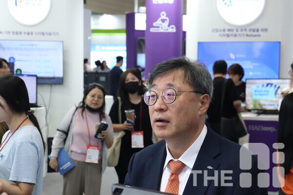 박윤규 NIPA 원장이 AI일상화 관련 사업 내용을 청취하고 있다. /김동원 기자