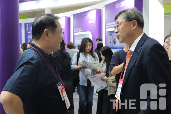 박윤규 NIPA 원장이 정태명 히포티앤씨 대표와 이야기를 나누고 있다. /김동원 기자