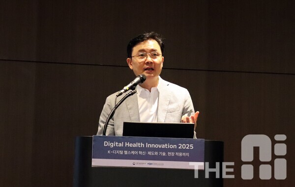 장혁재 온택트헬스 대표는 응급 현장에 AI와 통신기술을 도입한 AI 앰뷸런스 시스템을 소개하며 “환자 정보가 동시에 여러 병원에 전달되면서 경증환자를 일반병원으로 분산시키는 효과가 있다”며 “심근경색 환자 영상이나 농약 중독환자의 농약병 사진을 미리 받아 준비할 수 있어 매우 유용하다”고 평가했다. /김동원 기자 