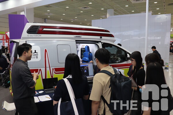  ‘KHF 2025(국제병원 및 헬스테크 박람회)’ NIPA 디지털헬스 특별관에 설치된 AI 앰뷸런스를 관람객들이 살펴보고 있다. /김동원 기자