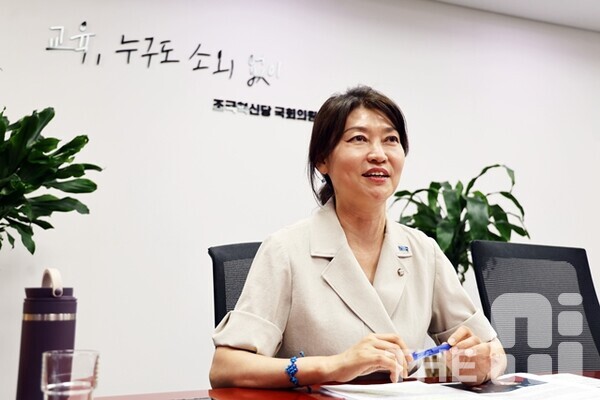 강경숙 의원은 “대시보드 화면으로만 아이들을 관리하면 교육은 삭막해질 수밖에 없다”며 교사와 학생간 벽이 생기는AI 교육 방식은 반대했다. /구아현 기자