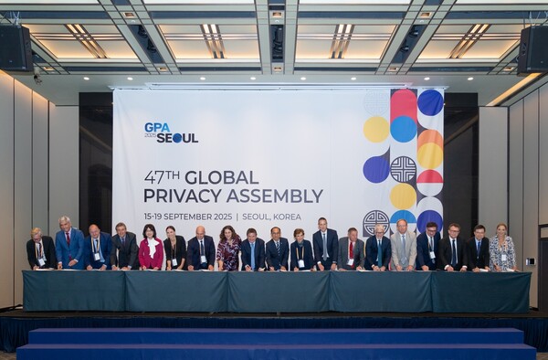 17일 서울에서 개최된 글로벌 프라이버시 총회(GPA)에서 20개국의 개인정보 감독기구가 AI 혁신을 위한 프라이버시 공동선언문에 서명하고 있다. /개인정보보호위원회 제공