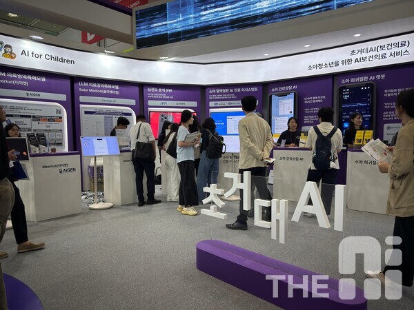 지난 17일부터 사흘간 서울 강남 코엑스에서 진행되는 국제 병원 및 헬스테크 박람회(K-HOSPITAL+HEALTHTECH FAIR, 이하 KHF)에 마련된 정보통신산업진흥원(NIPA) 부스 전경 /유덕규 기자
