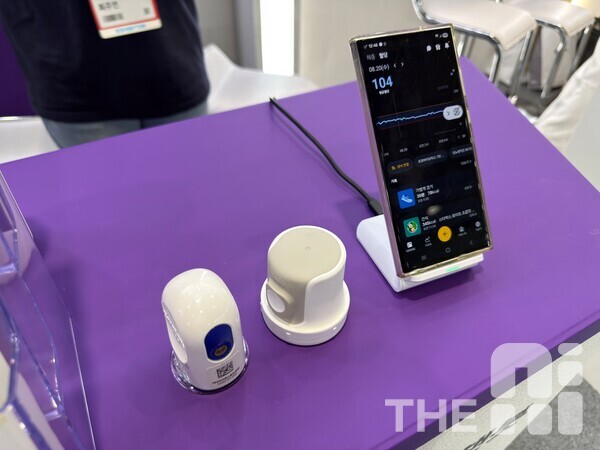 카카오헬스케어의 부스 내 파스타 앱 시연 장소. (왼쪽부터) 혈당측정센서 덱스콤의 G7, 혈당측정센서 케어센스 에어, 파스타 앱이 실행 중인 스마트 기기. /유덕규 기자