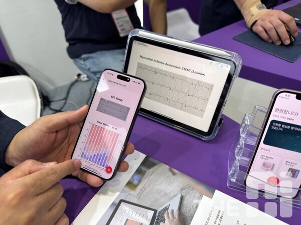 알피(ARPI)는 자사의 심전도 분석 애플리케이션 ‘ECG Buddy’ 앱을 시연할 수 있는 부스를 마련하고 스마트 디바이스로 심전도 분석을 시행하고 있다. /유덕규 기자